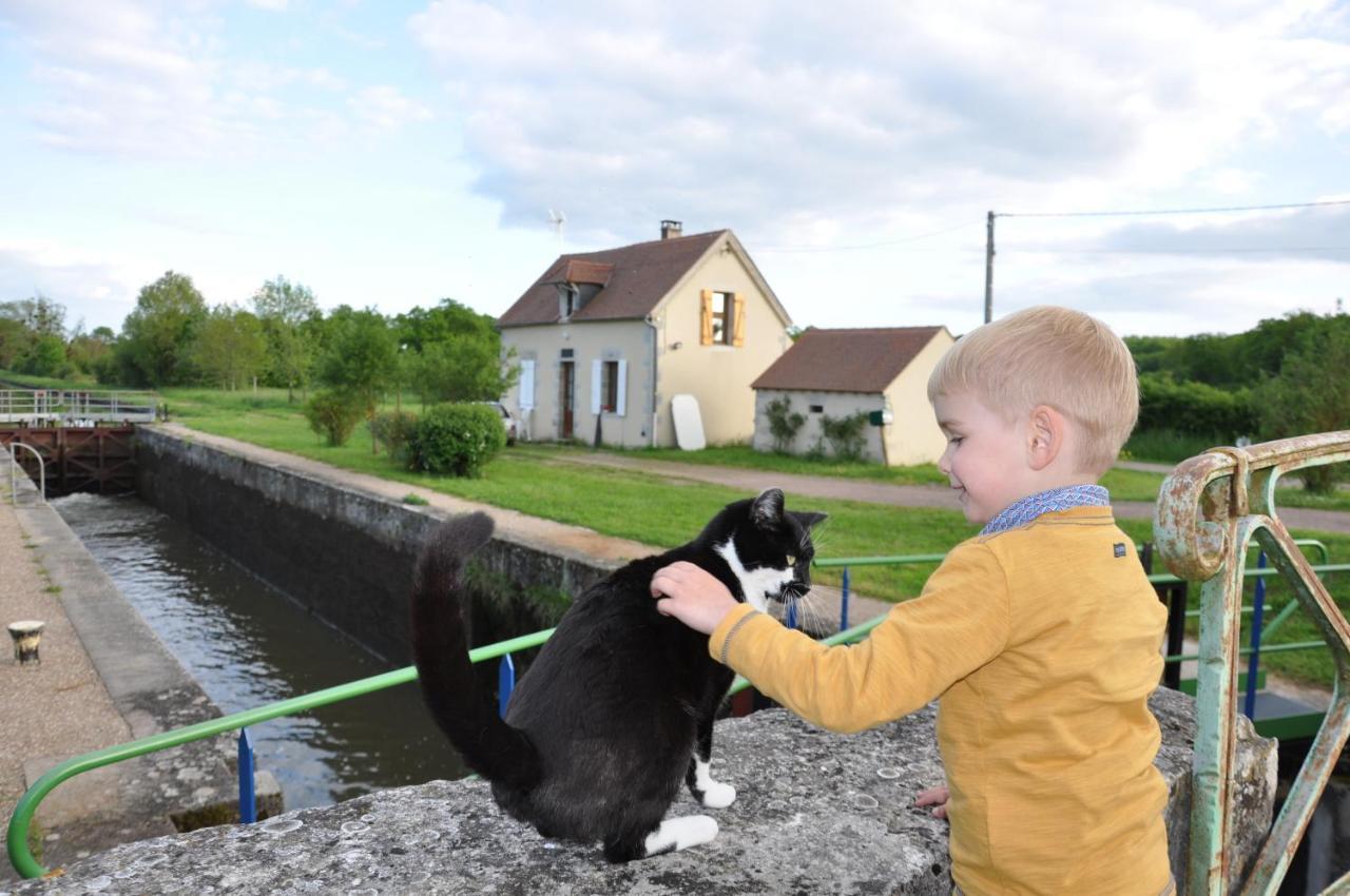 Canal Du Nivernais Gites Le Champ Radis Marigny-sur-Yonne Eksteriør bilde